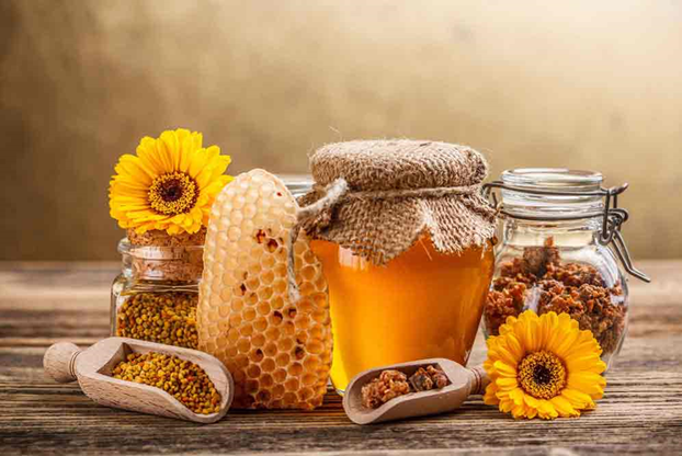 خواص درمانی عسل بسیار گسترده بوده و موجب رفع مشکلات پوستی و قلبی و درمان برخی بیماری ها از جمله آسم می شود.